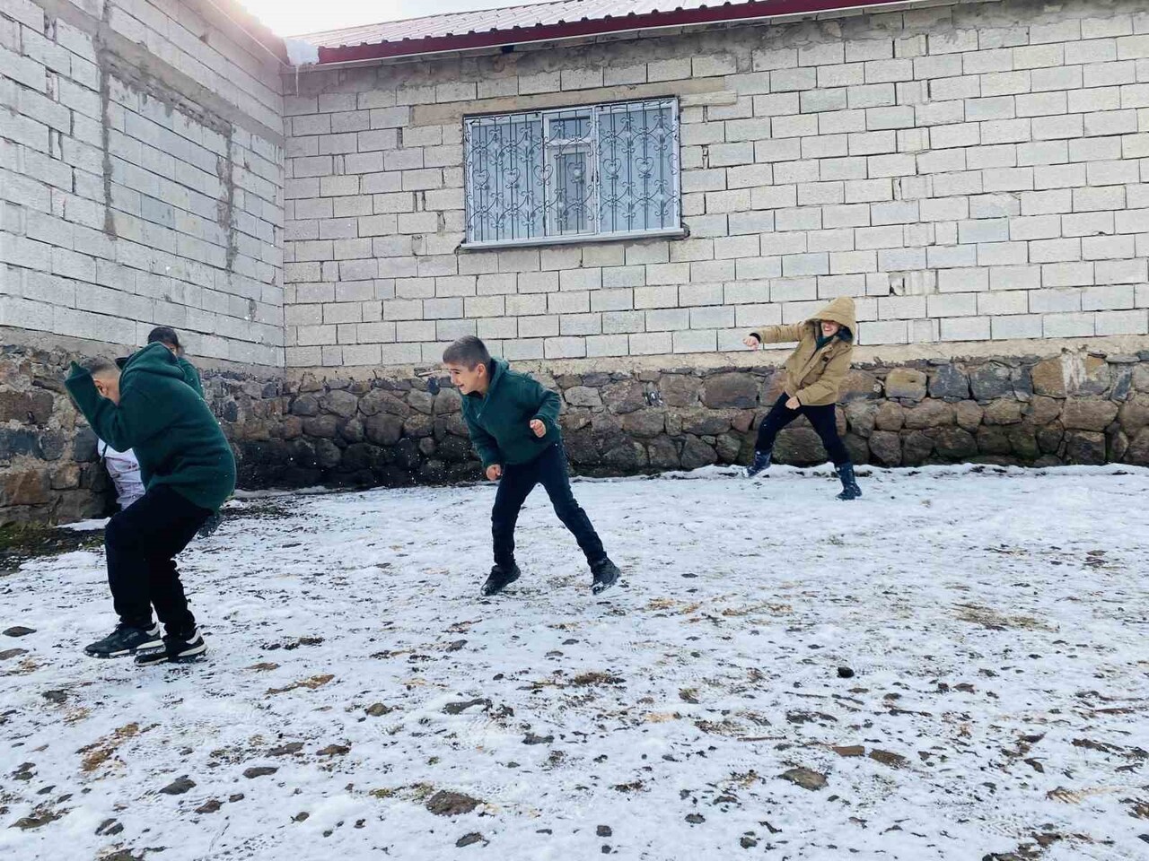 AĞRI'NIN PATNOS İLÇESİNDE GECE SAATLERİNDE ETKİLİ OLAN KAR YAĞIŞI, İLÇE MERKEZİ İLE YÜKSEK...