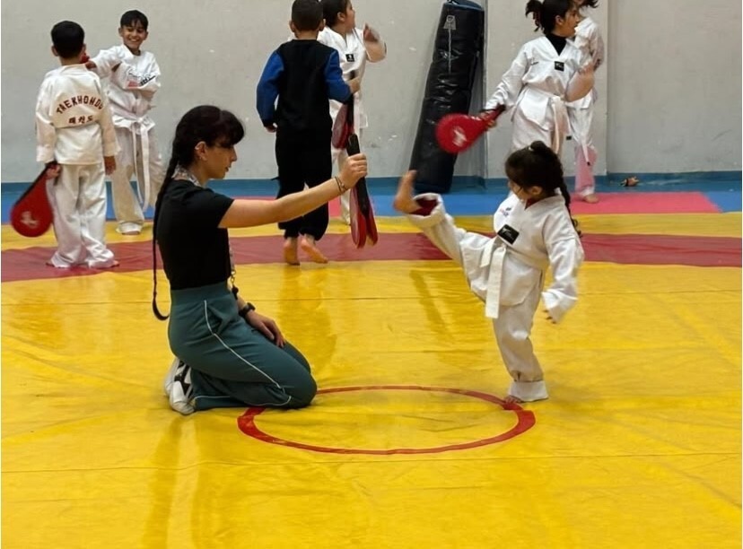 AĞRI'NIN PATNOS İLÇESİNDE TAEKWONDO ANTRENMANLARI YOĞUN KATILIMLA SÜRERKEN, GENÇLER HEM DİSİPLİN...