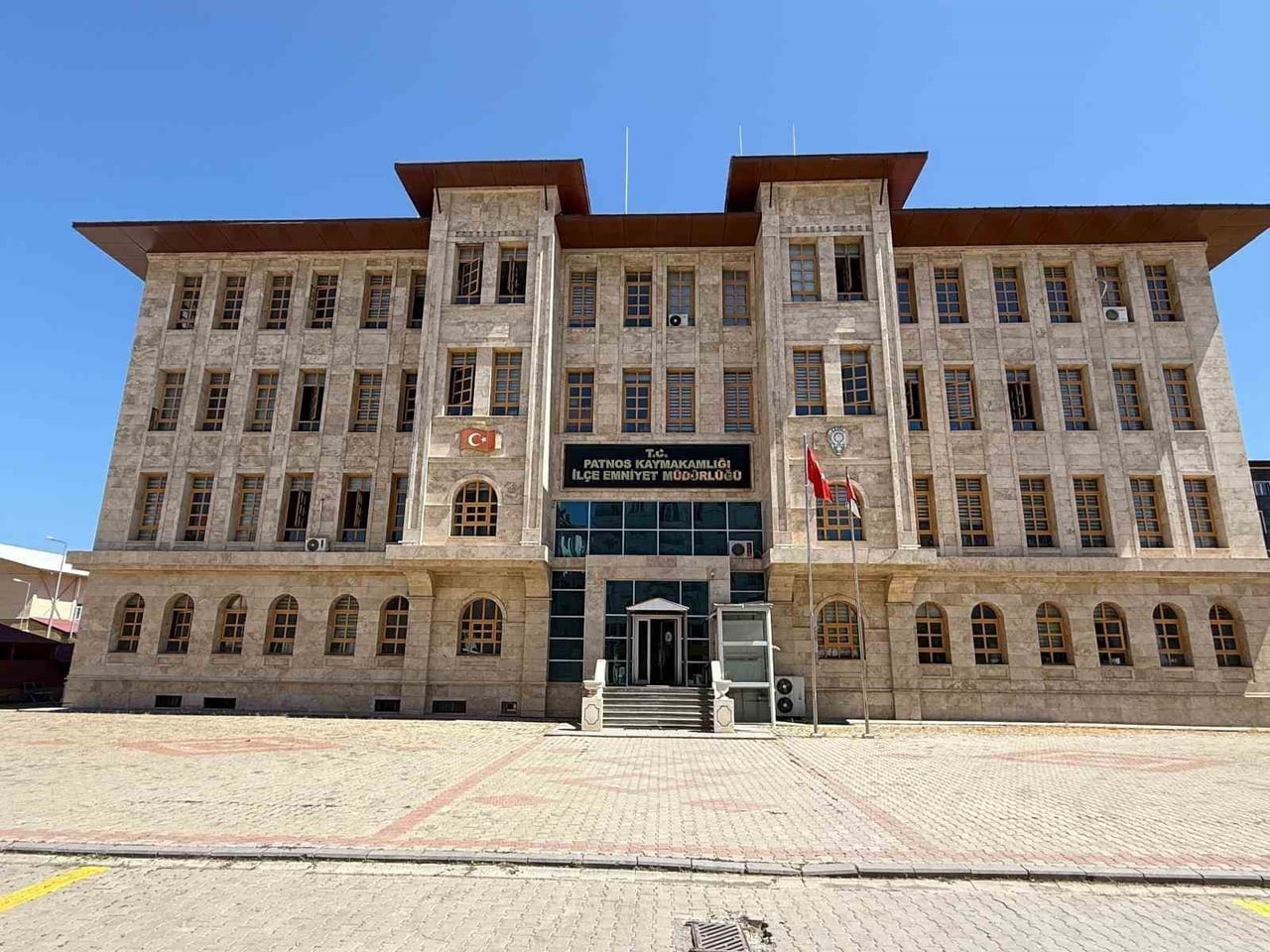 AĞRI'NIN PATNOS İLÇESİNDE YILBAŞI ÖNCESİ GÜVENLİK ÖNLEMLERİ ARTIRILDI.