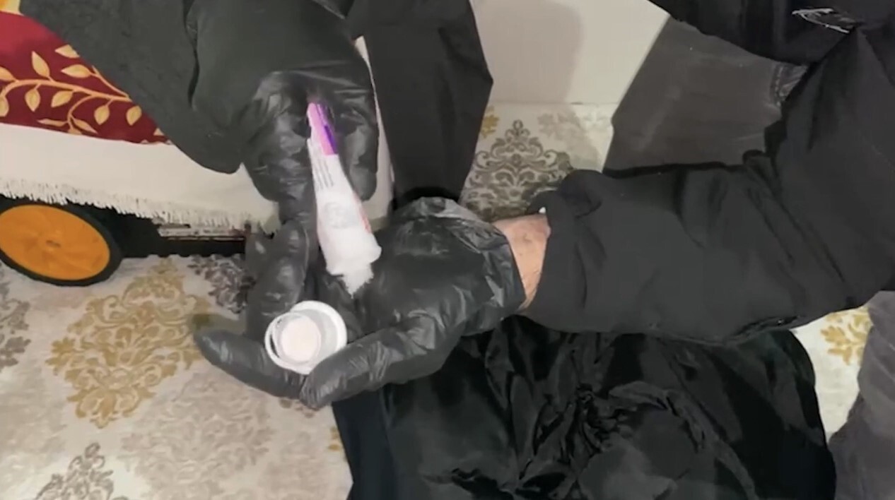 AĞRI’DA EŞ ZAMANLI UYUŞTURUCU OPERASYONUNDA 8 SOKAK SATICISI GÖZALTINA ALINDI