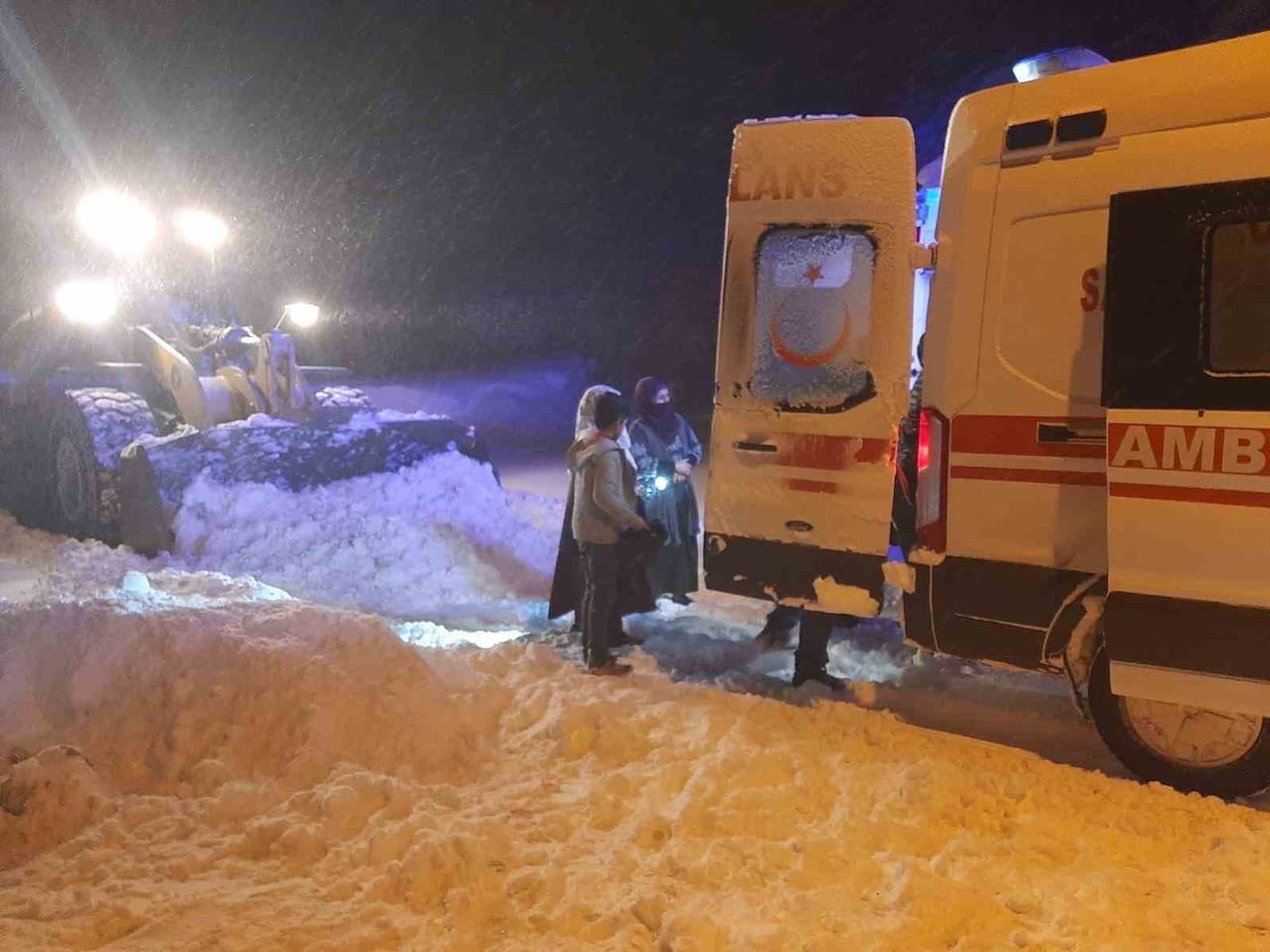 AĞRI’DA KAR NEDENİYLE YOLU KAPANAN KÖYDE MAHSUR KALAN 71 YAŞINDAKİ HASTA İÇİN EKİPLER SEFERBER...