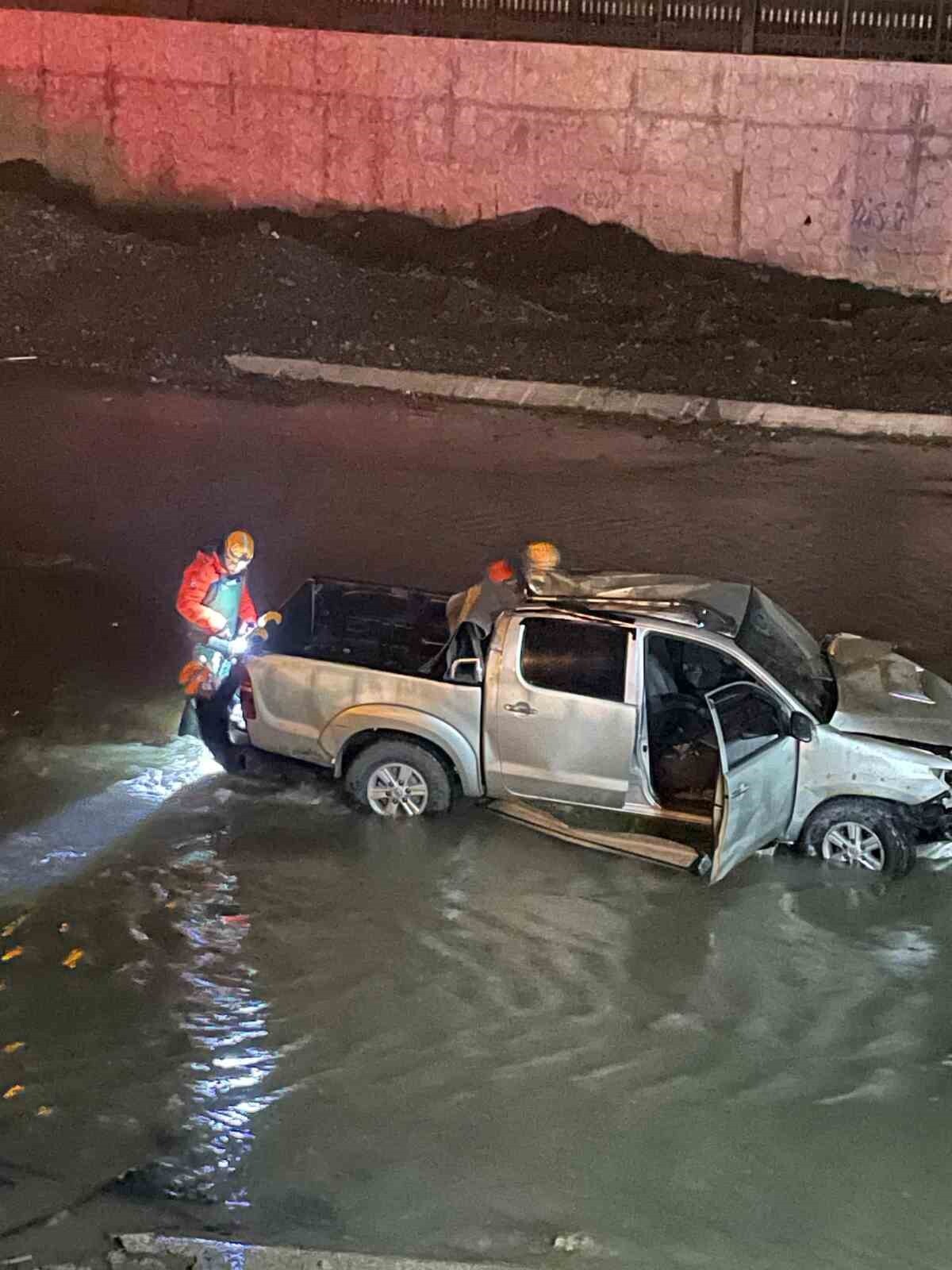 AĞRI’DA  MURAT NEHRİ’NE UÇAN PİKAPTA 5 KİŞİ YARALI KURTARILDI