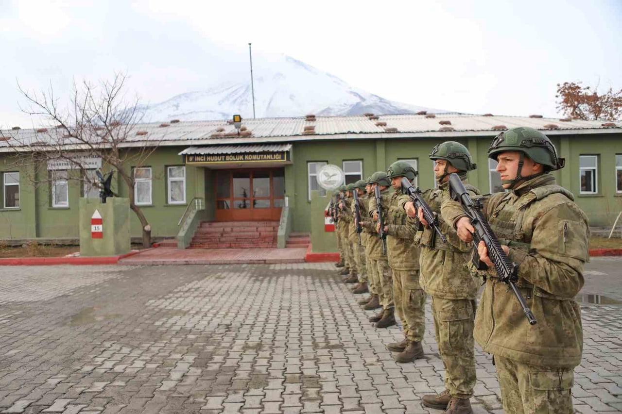AĞRI DAĞI ETEKLERİNDE GÖREV YAPAN MEHMETÇİK YENİ YILA VATAN NÖBETİNDE GİRDİ
