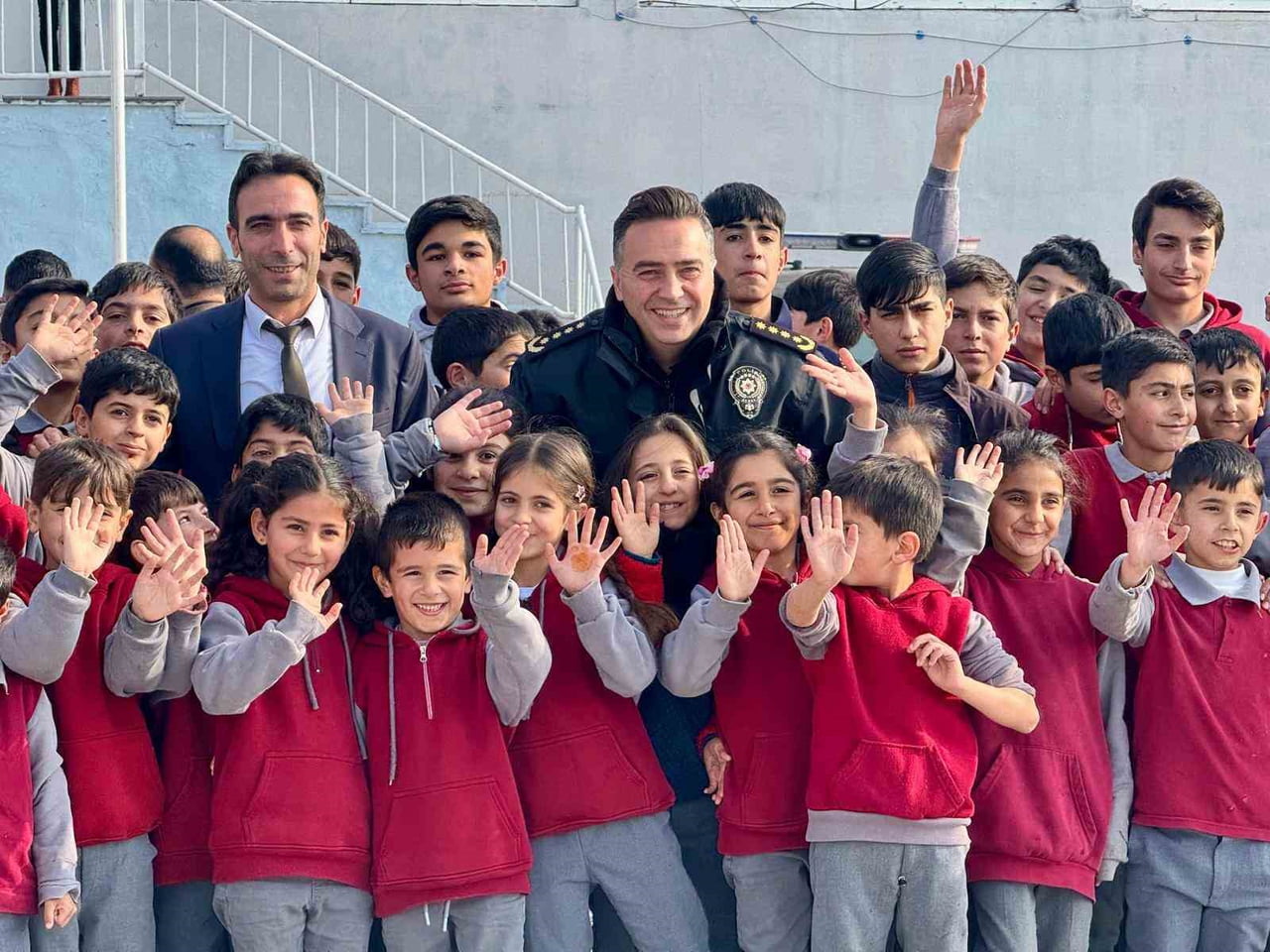 AĞRI İL EMNİYET MÜDÜRLÜĞÜ PERSONELİNCE OZANLAR YATILI BÖLGE ORTAOKULU'NDA EĞİTİM GÖREN 215...