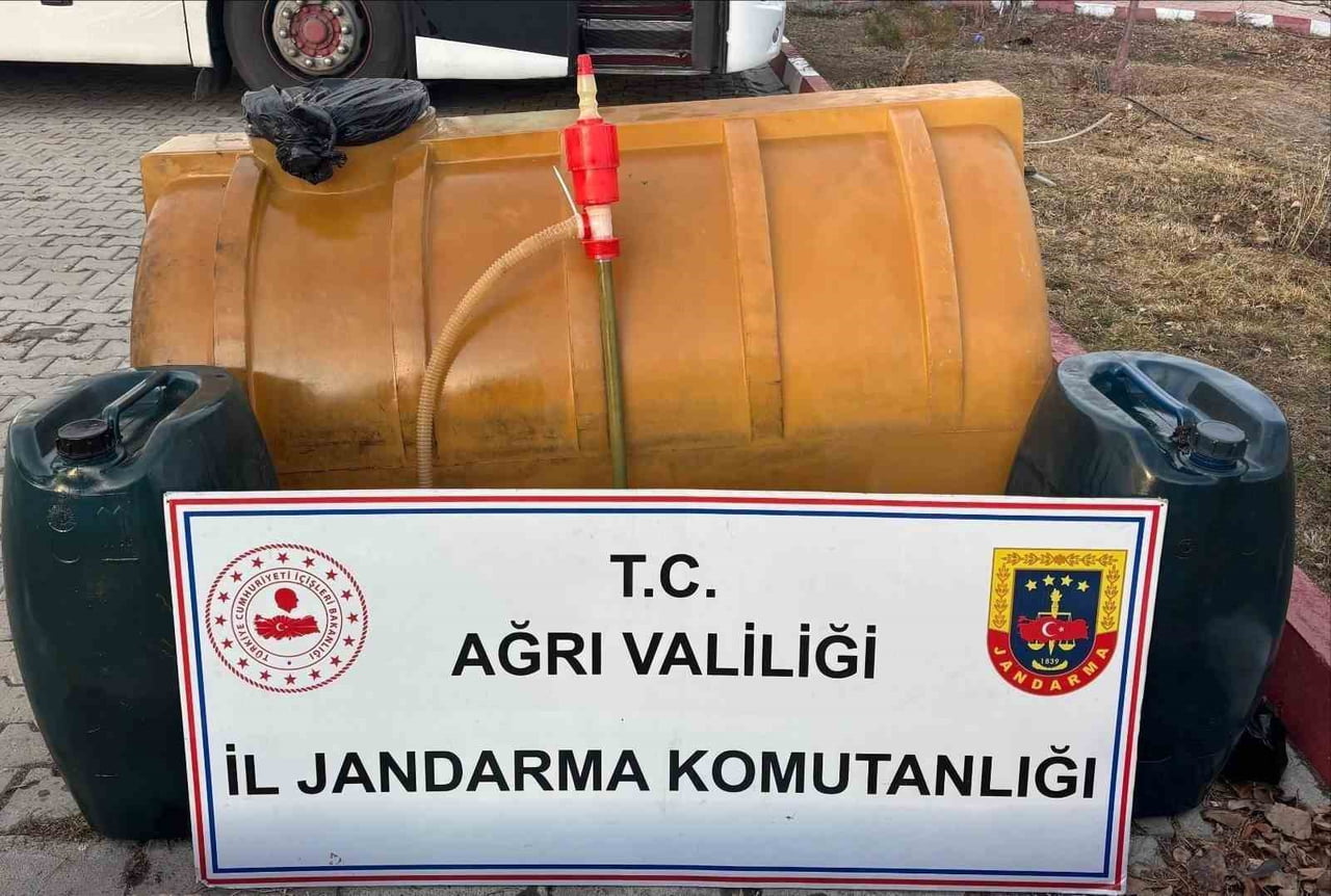 AĞRI İL JANDARMA KOMUTANLIĞI EKİPLERİNCE DOĞUBAYAZIT İLÇESİNDE GERÇEKLEŞTİRİLEN YOL KONTROL...