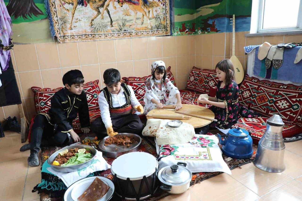 AĞRI VALİSİ MUSTAFA KOÇ VE EŞİ NESLİHAN GÜL KOÇ, TUTUM, YATIRIM VE TÜRK MALLARI HAFTASI...