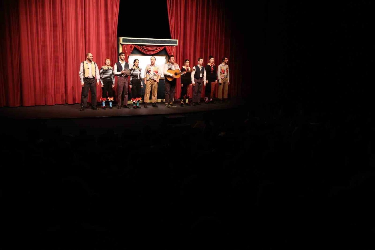 AİLE VE SOSYAL HİZMETLER İL MÜDÜRLÜĞÜ KOORDİNESİNDE YÜRÜTÜLEN "SAHNEYE RENK GELDİ" PROJESİ...