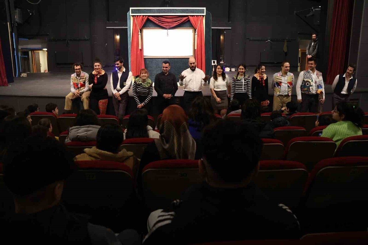 AİLE VE SOSYAL HİZMETLER İL MÜDÜRLÜĞÜ KOORDİNESİNDE YÜRÜTÜLEN "SAHNEYE RENK GELDİ" PROJESİ...