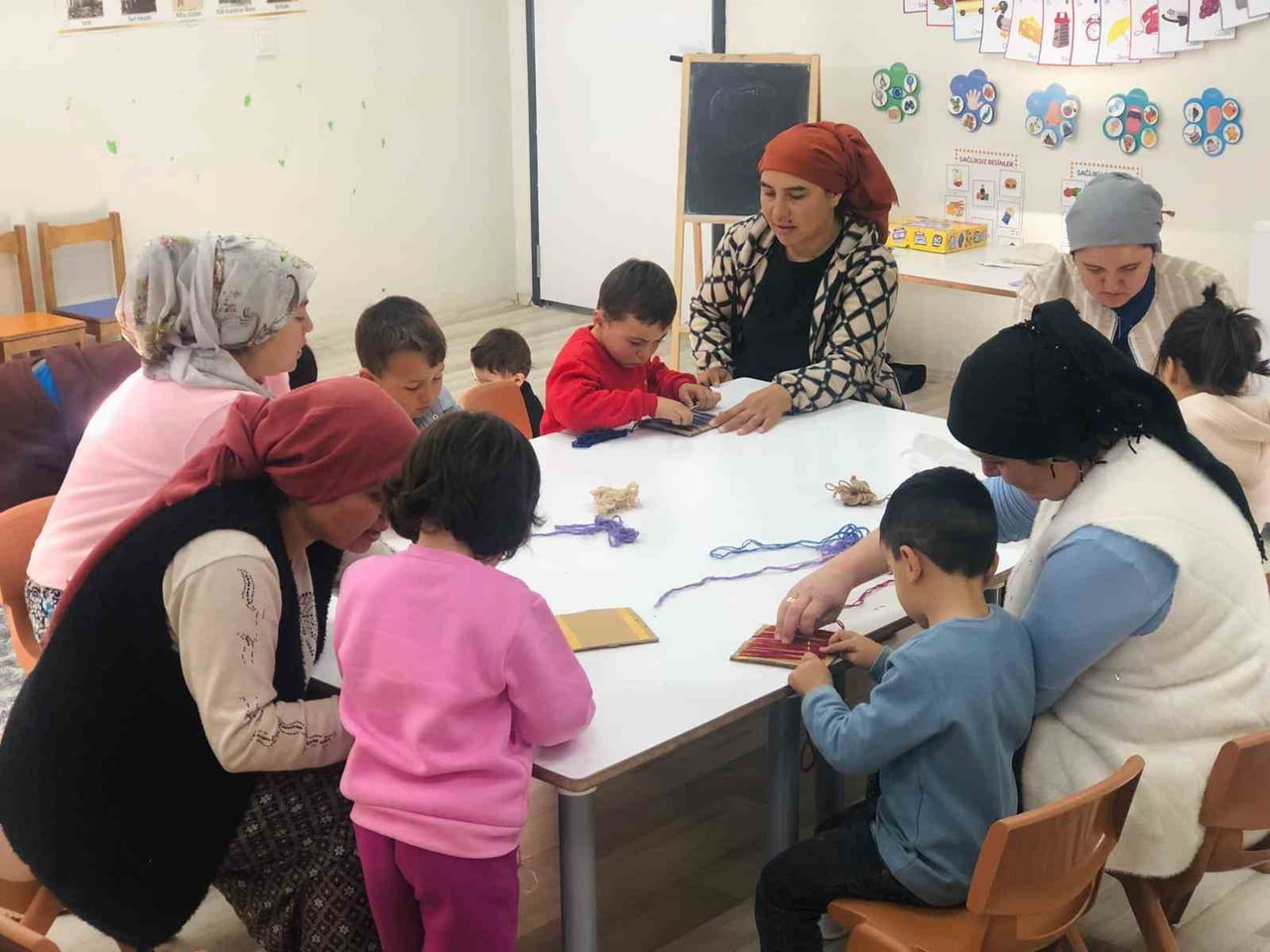 AİLE YILI ETKİNLİKLERİ KAPSAMINDA SARIGÖL’DE ÖĞRENCİLER, ANNELERİYLE BİRLİKTE OKUL SIRALARINDA...