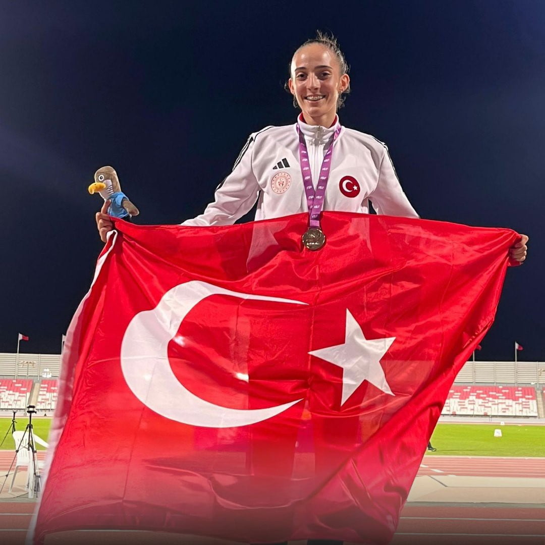 AK PARTİ ESKİŞEHİR BAŞKANI GÜRHAN ALBAYRAK, TÜRKİYE REKORU KIRAN ESKİŞEHİRLİ ATLETİZM SPORCUSU EDA...