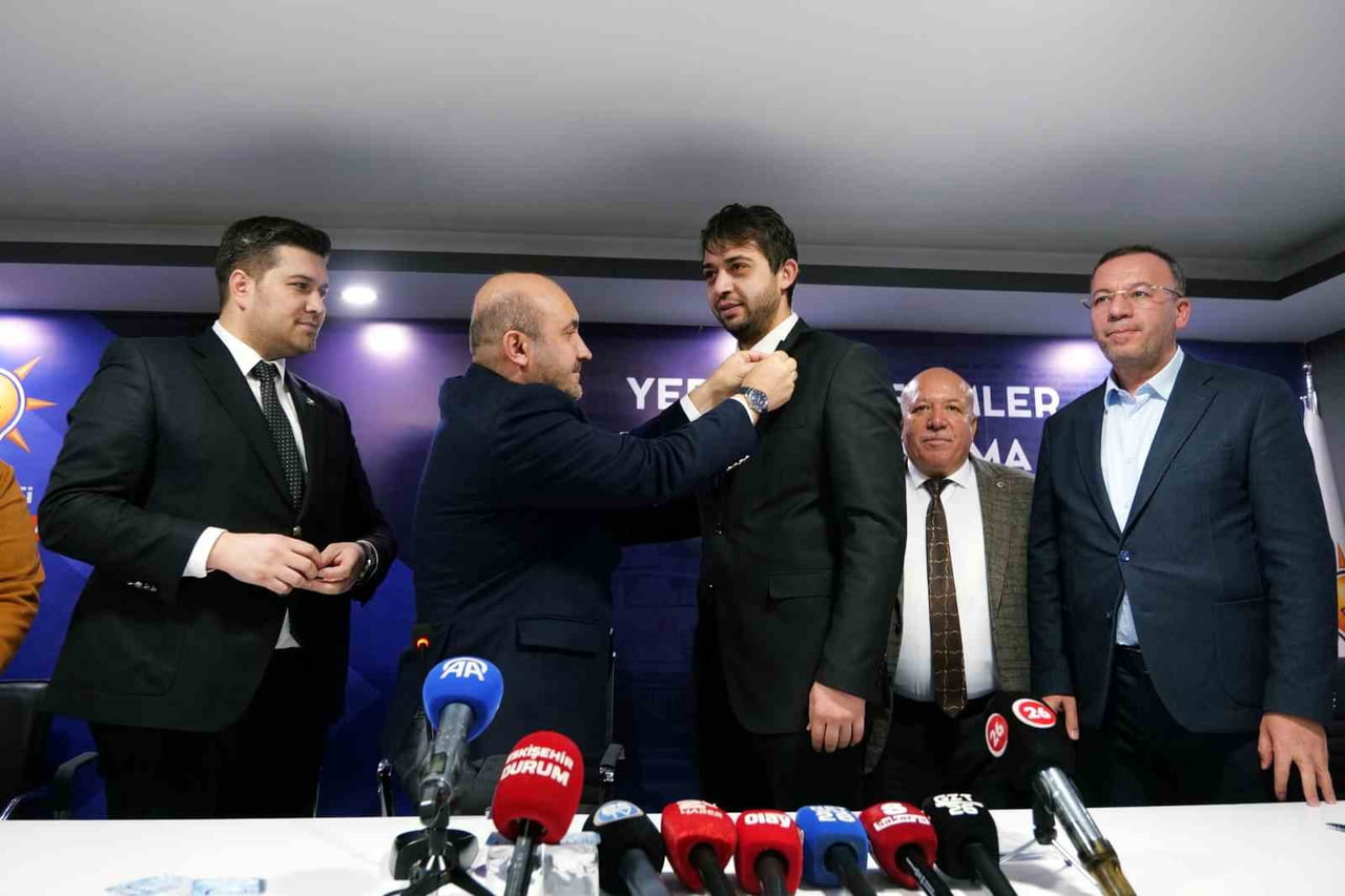 AK PARTİ ESKİŞEHİR İL BAŞKANI GÜRHAN ALBAYRAK, TOPLANTI SONRASINDA CHP'DEN İSTİFA EDİP AK PARTİ'YE...