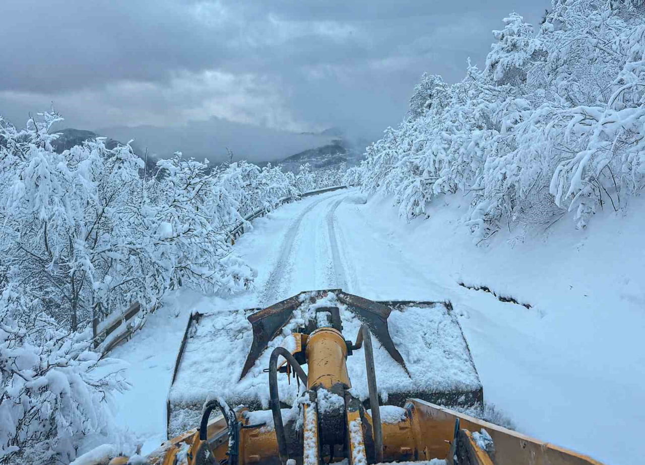 AKARYA’DA YOĞUN KAR YAĞIŞININ ETKİLİ OLDUĞU SABAH SAATLERİNDE KAPANAN 35 GRUP YOLUNUN 31’İ...