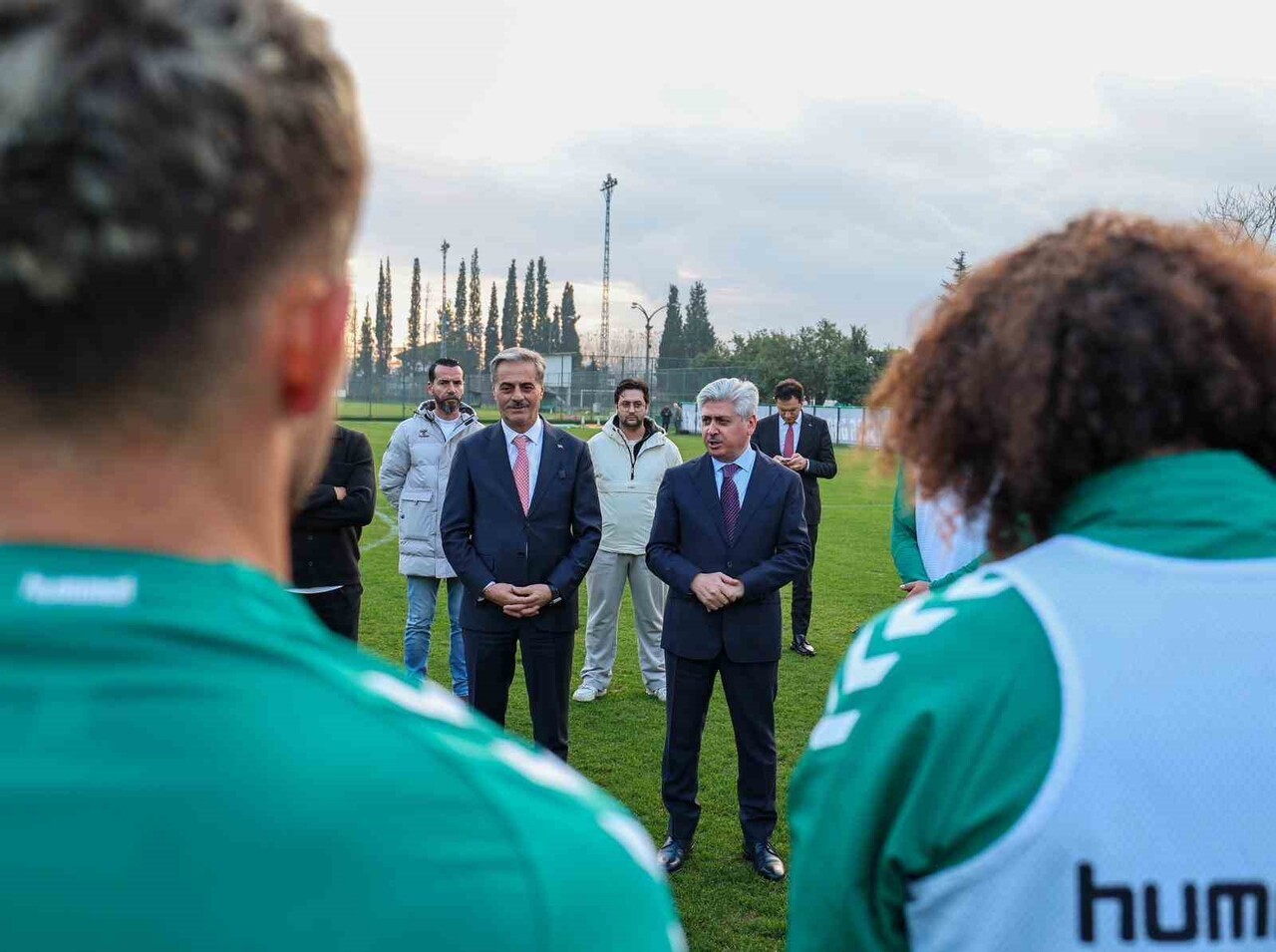 AKARYA VALİSİ RAHMİ DOĞAN İLE BÜYÜKŞEHİR BELEDİYE BAŞKANI YUSUF ALEMDAR, TAKIMI YALNIZ...