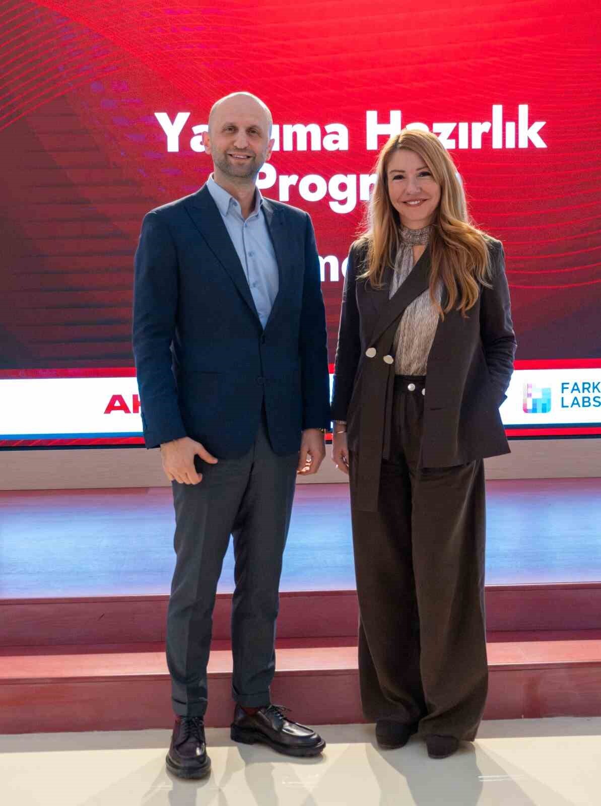 AKBANK KOBİ BANKACILIĞI GENEL MÜDÜR YARDIMCISI ALPER BEKTAŞ (SOLDA) VE ARYA YATIRIM PLATFORMU...