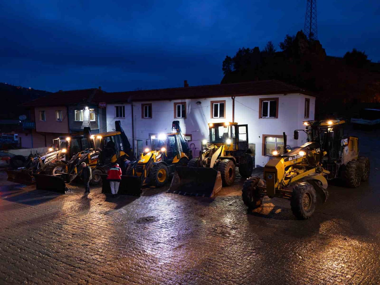 AKDAĞMADENİ BELEDİYESİ, KIŞ MEVSİMİNİN GELMESİ VE HAVA SICAKLIKLARININ DÜŞMESİYLE BİRLİKTE KARLA...