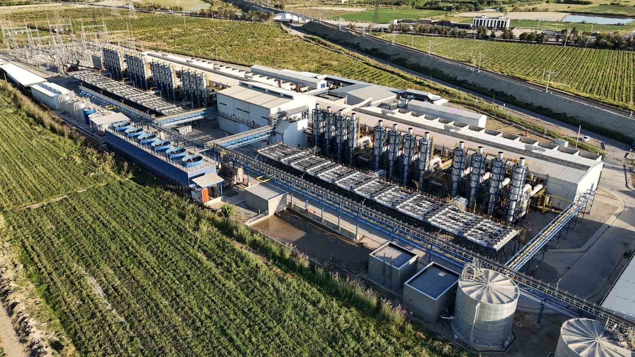 AKSA ENERJİ, ÖZBEKİSTAN'IN BUHARA KENTİNDEKİ 50 YILLIK BİR OKULUN SPOR SALONUNU YENİLEDİ....