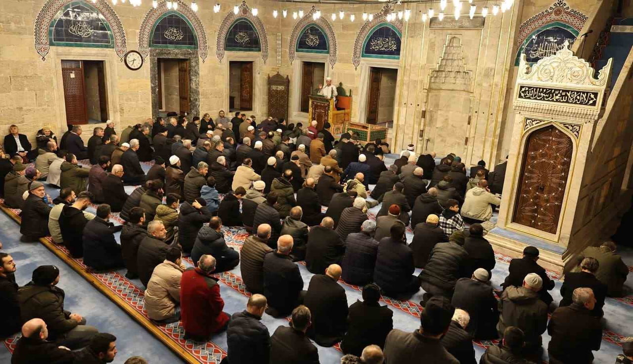 AKŞAM NAMAZININ ARDINDAN CAMİYE GELEN VATANDAŞLAR, KUR’AN-I KERİM TİLAVETİ VE İLAHİLER EŞLİĞİNDE...