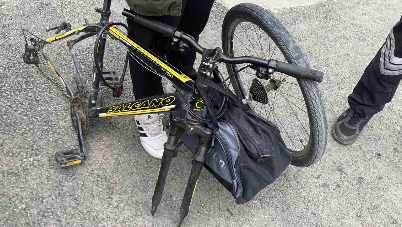 AKSARAY'DA LİSE ÖĞRENCİSİNİN BİR AVM'NİN OTOPARKINA KİLİTLEDİĞİ BİSİKLETİ ÇALMAK İSTEYEN HIRSIZ YA...