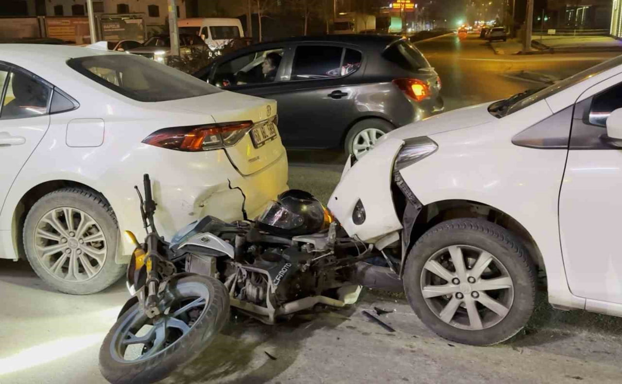 AKSARAY'DA ÜÇ OTOMOBİL VE BİR MOTOSİKLETİN KARIŞTIĞI TRAFİK KAZASINDA MOTOSİKLET SÜRÜCÜSÜ...