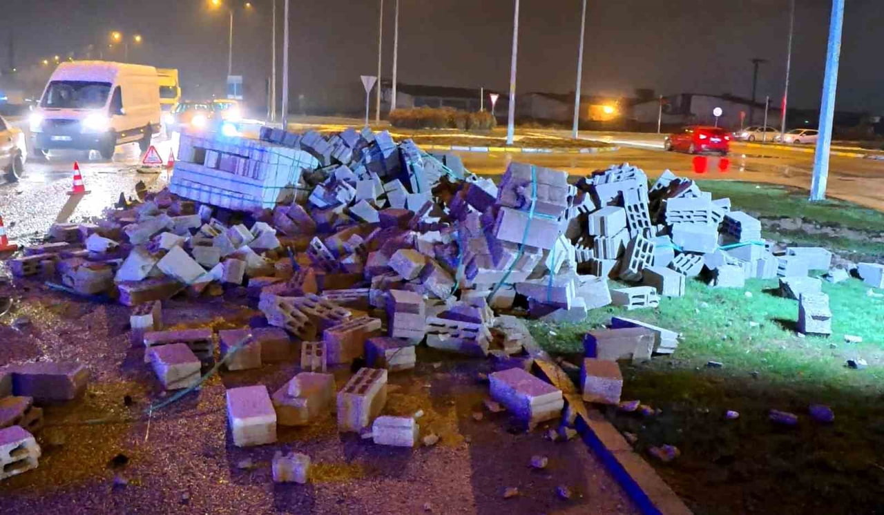 AKSARAY’DA BİMS YÜKLÜ TIR İLE MARKET SERVİS ARACININ ÇARPIŞTIĞI KAZADA 2 KİŞİ...