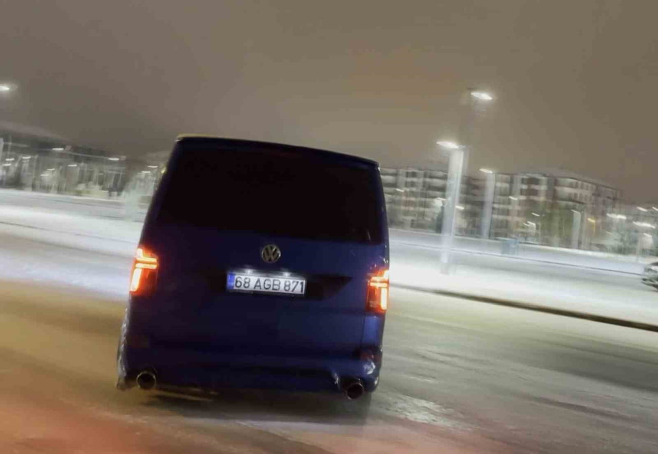 AKSARAY’DA KAR YAĞIŞIYLA BİRLİKTE TRAFİĞE ÇIKAN BİRÇOK SÜRÜCÜ ŞEHRİ ADETA DRİFT PİSTİNE ÇEVİRDİ....