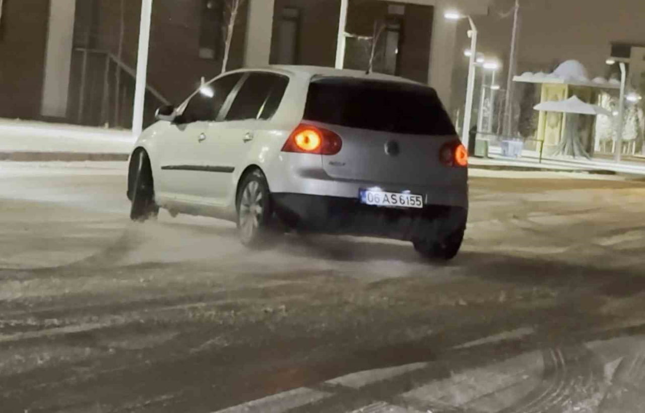 AKSARAY’DA KAR YAĞIŞIYLA BİRLİKTE TRAFİĞE ÇIKAN BİRÇOK SÜRÜCÜ ŞEHRİ ADETA DRİFT PİSTİNE ÇEVİRDİ....