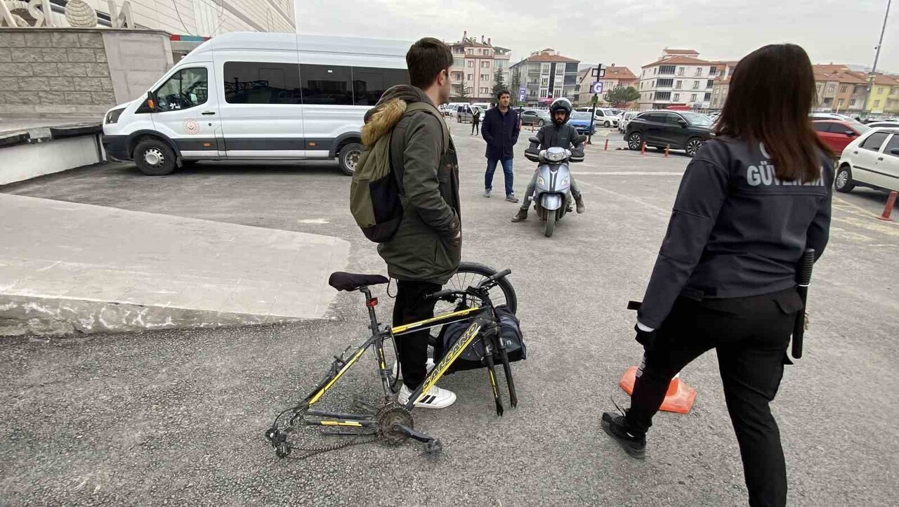 AKSARAY’DA LİSE ÖĞRENCİSİNİN BİR AVM’NİN OTOPARKINA KİLİTLEDİĞİ BİSİKLETİ ÇALMAK İSTEYEN HIRSIZ YA...