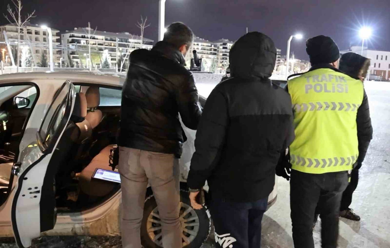 AKSARAY’DA PARK İÇERİSİNDE DRİFT ATAN 2 SÜRÜCÜ SİVİL TRAFİK EKİPLERİNCE SUÇÜSTÜ YAKALANIRKEN, 111...