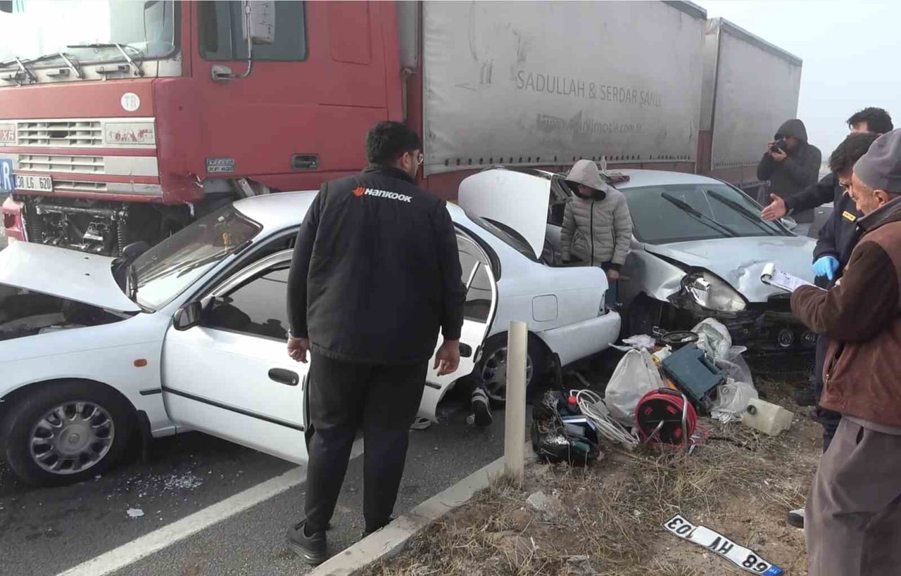 AKSARAY’DA SİSLİ HAVADA TRAFİK IŞIĞINDA BEKLEYEN ARAÇLARA TIRIN ÇARPMASI SONUCU MEYDANA GELEN 5...