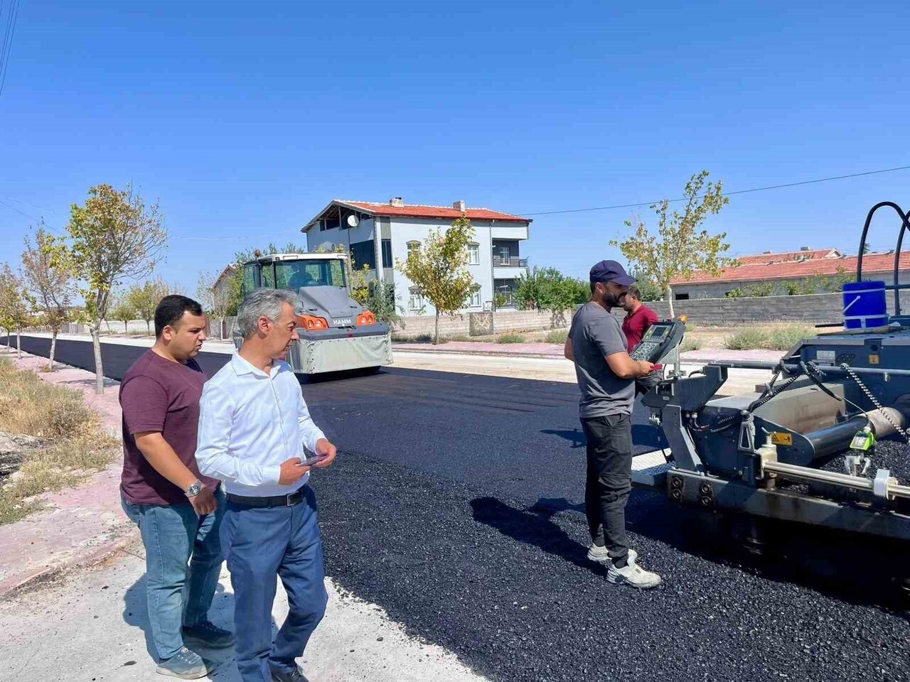 AKSARAY’IN ESKİL İLÇE BELEDİYE BAŞKANI MUSTAFA ZAVLAK, 25 BİN TON SICAK ASFALT DÖKÜLEREK 12 BİN...