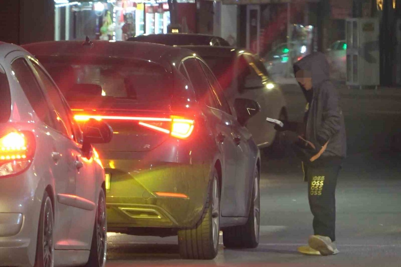 AKSARAY’IN HEMEN HER IŞIKLI KAVŞAĞINDA DURAN YAŞI KÜÇÜK ÇOCUKLAR MENDİL VEYA SU SATMA BAHANESİYLE...