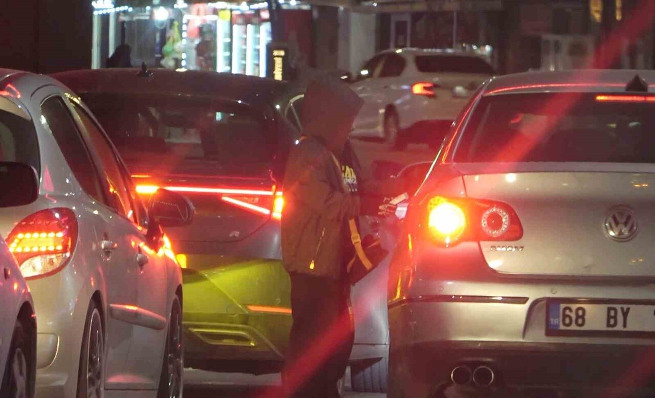 AKSARAY’IN HEMEN HER IŞIKLI KAVŞAĞINDA DURAN YAŞI KÜÇÜK ÇOCUKLAR MENDİL VEYA SU SATMA BAHANESİYLE...