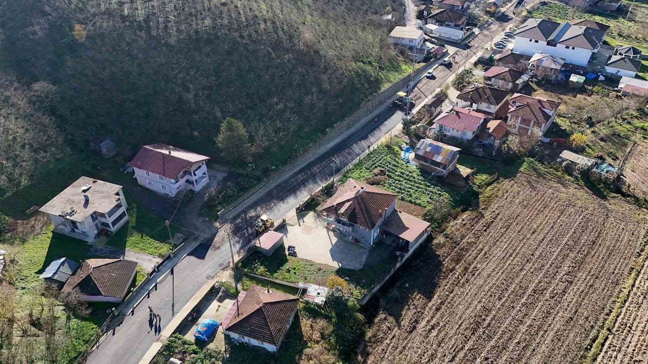 AKYAZI'DA ALTYAPI ÇALIŞMALARI TAMAMLANAN GÜZERGAHLARDA SICAK ASFALT SERİMİNE BAŞLANDI.