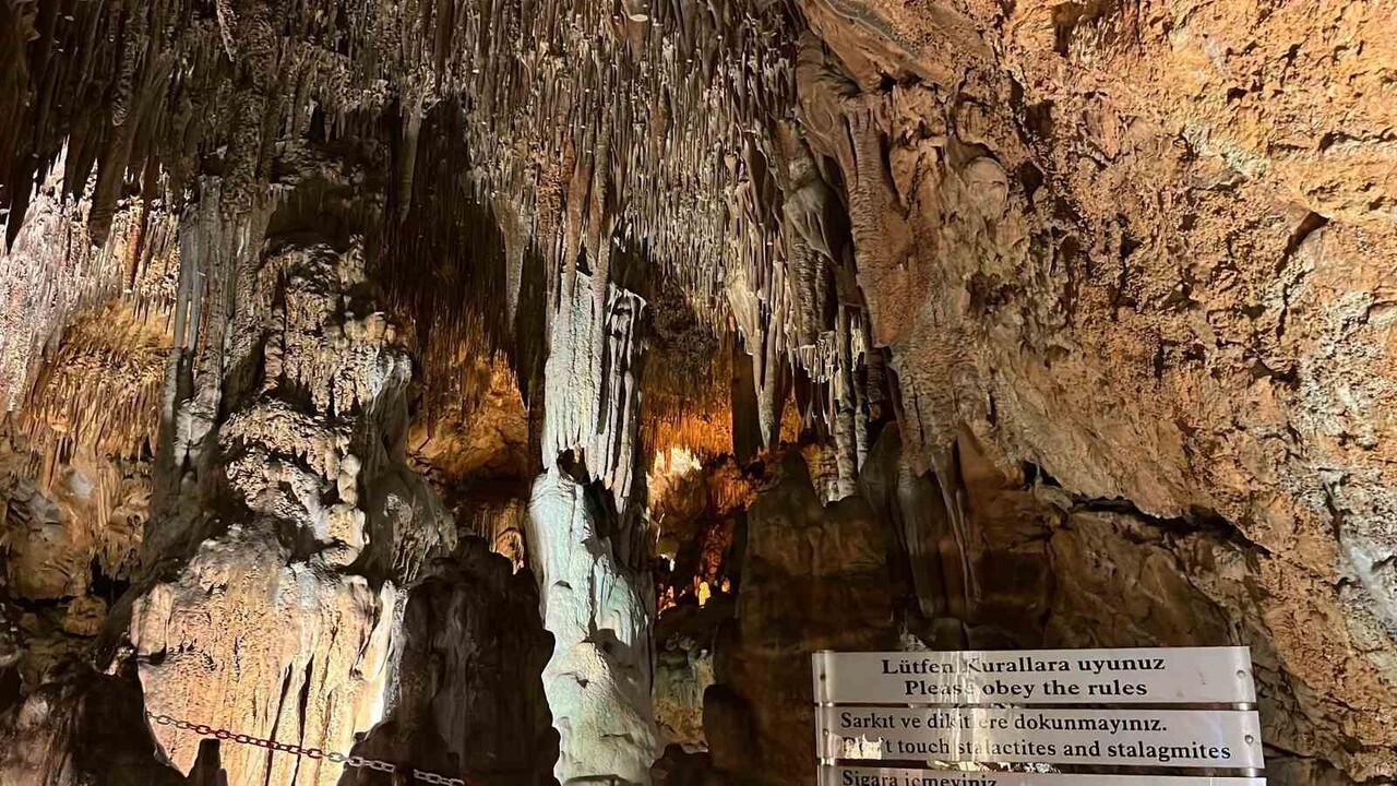 ALANYA’NIN ÖNEMLİ TURİZM NOKTALARINDAN BİRİ OLAN DAMLATAŞ MAĞARASI, 2025 YILI BOYUNCA YAKLAŞIK 270...