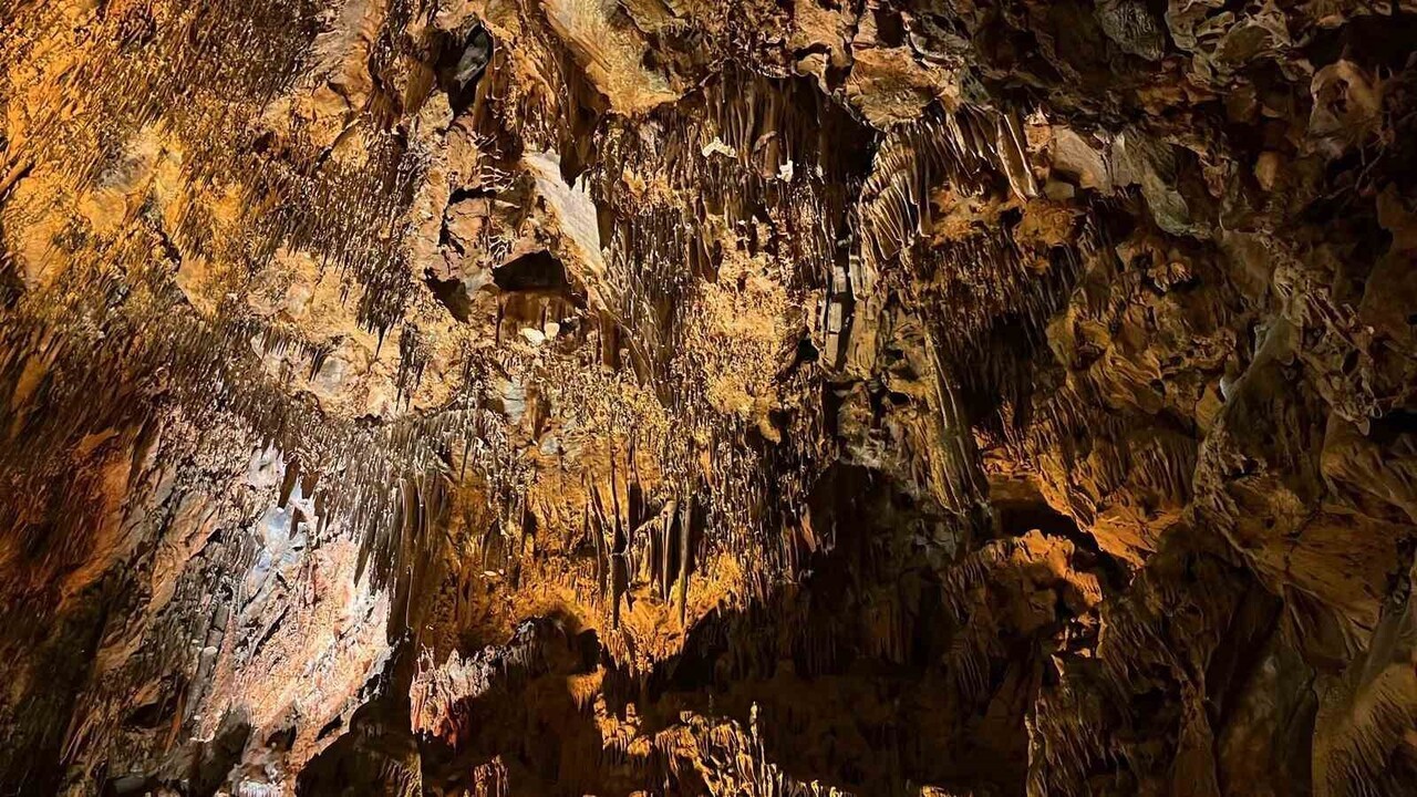 ALANYA’NIN ÖNEMLİ TURİZM NOKTALARINDAN BİRİ OLAN DAMLATAŞ MAĞARASI, 2025 YILI BOYUNCA YAKLAŞIK 270...