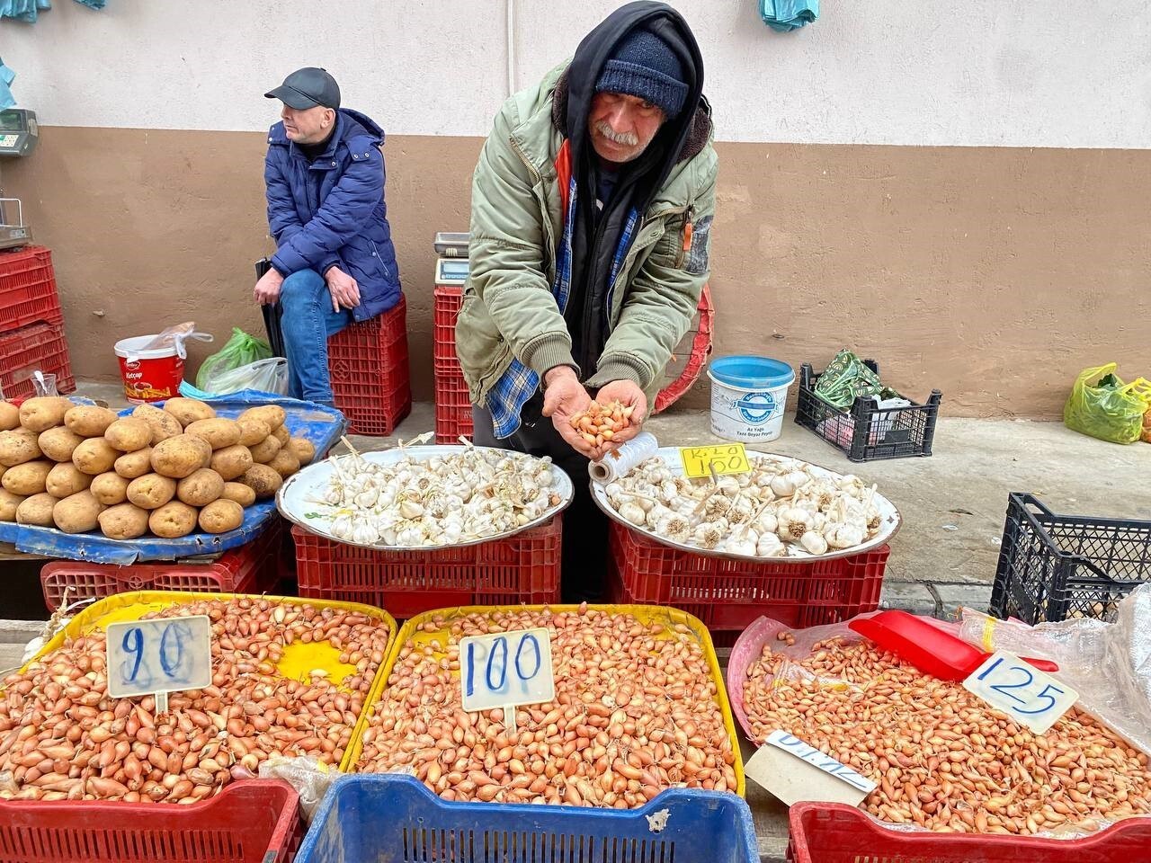 ALAŞEHİR’DE SOĞAN TOHUMU SATICISI KAZIM KALIN, YAĞIŞLARLA BİRLİKTE TOPRAĞIN İDEAL SEVİYEYE...