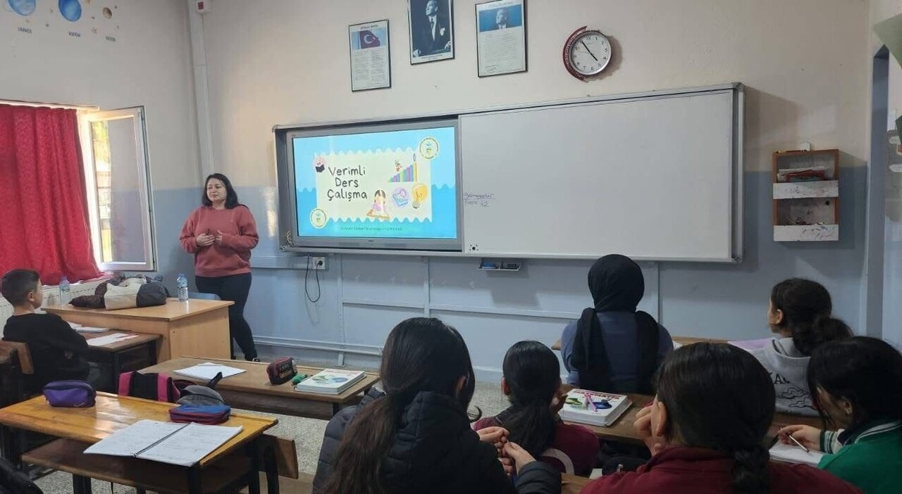 ALAŞEHİR REHBERLİK VE ARAŞTIRMA MERKEZİ ÖĞRETMENLERİ TARAFINDAN SARIGÖL’DEKİ İKİ ORTAOKULDA...