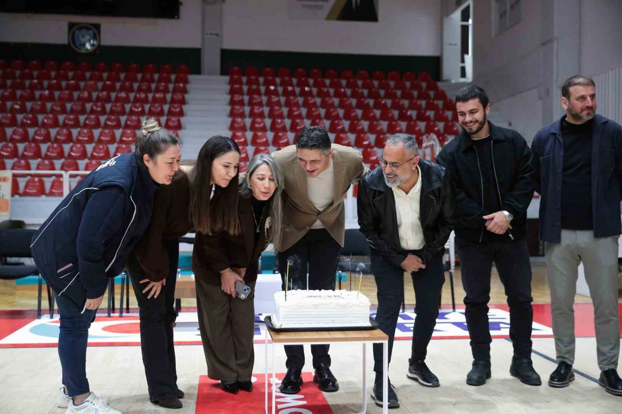 ALİAĞA BELEDİYESİ PERSONELİ, BELEDİYE BAŞKANI SERKAN ACAR’IN DOĞUM GÜNÜNÜ DUYGU DOLU BİR SÜRPRİZLE...