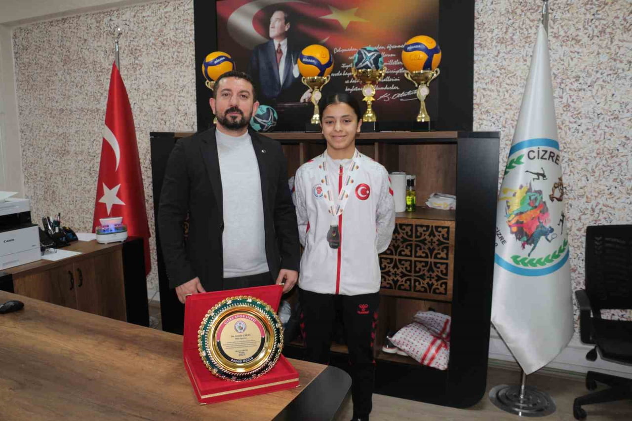 ALMANYA'NIN BERLİN ŞEHRİNDE DÜZENLENEN U17 AVRUPA BOKS ŞAMPİYONASI'NDA 2. OLAN MİLLİ BOKSÖR ASMİN...