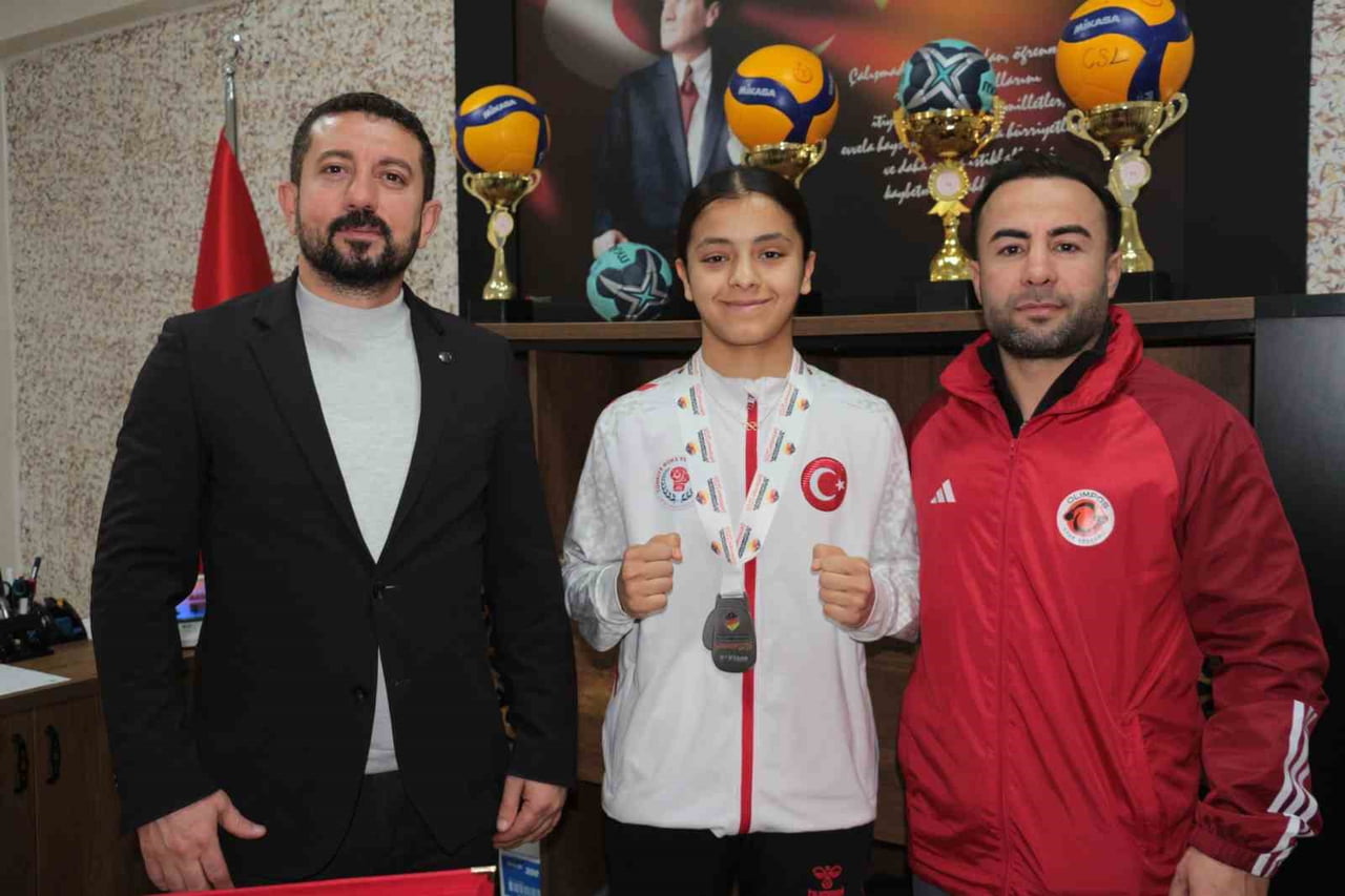 ALMANYA'NIN BERLİN ŞEHRİNDE DÜZENLENEN U17 AVRUPA BOKS ŞAMPİYONASI'NDA 2. OLAN MİLLİ BOKSÖR ASMİN...