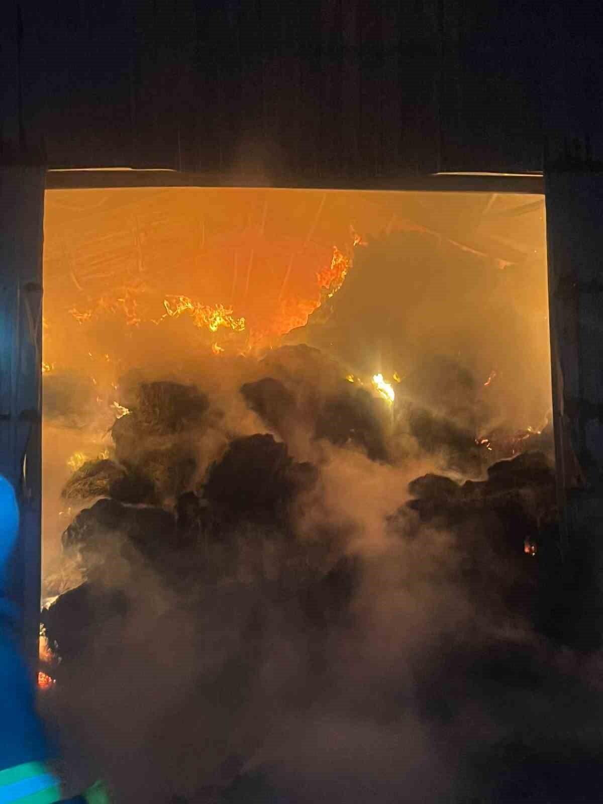 ALPU İLÇESİNDE BİR ÇİTLİKTE GECE ÇIKAN YANGINDA BİNLERCE SAMAN BALYASI VE YEM KÜL OLDU