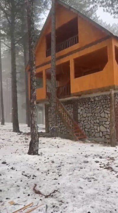 AMANOSLAR’DA KIŞIN İLK HABERCİSİ: ZORKUN YAYLASI BEYAZA BÜRÜNDÜ