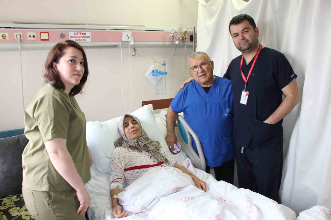 AMASYA'DA KARNININ 6 AYLIK HAMİLE GİBİ BÜYÜMESİ ÜZERİNE HASTANEYE BAŞVURAN 60 YAŞINDAKİ KADININ...