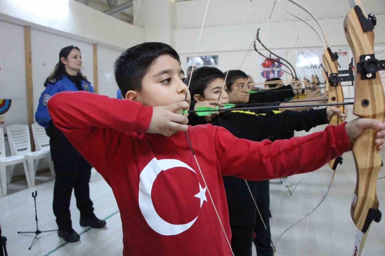 AMASYA’DA POLİSLERİN DESTEĞİYLE DÜZENLENEN KURSTA OKÇULUK EĞİTİMİNE KATILAN ÇOCUKLAR, OLİMPİYAT...