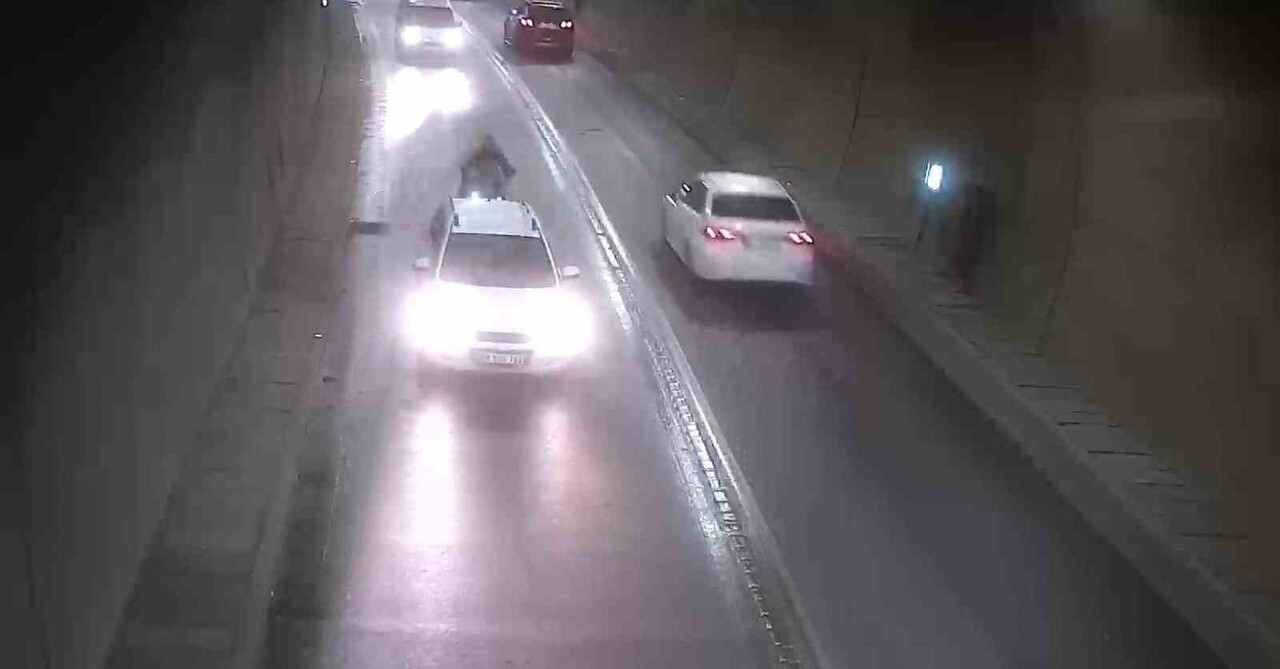 AMASYA’DA TÜNELDE SEYİR HALİNDEYKEN BİR ANDA DURAN OTOMOBİLE PEŞİNDEN GELEN MOTOSİKLET ÇARPTI. O...
