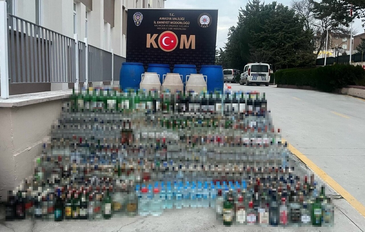 AMASYA’NIN MERZİFON İLÇESİNDE POLİSİN DÜZENLEDİĞİ OPERASYONDA 615 ŞİŞE VE 30 BİDON KAÇAK ALKOL ELE...