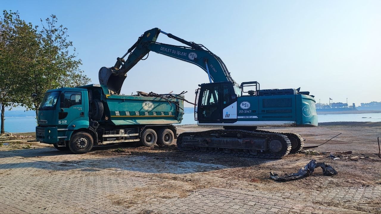 AMERİKAN ADASI OLARAK BİLİNEN YERDEKİ KAÇAK YAPILARIN YIKIM İŞLEMLERİ İKİNCİ GÜNÜNDE DE DEVAM...