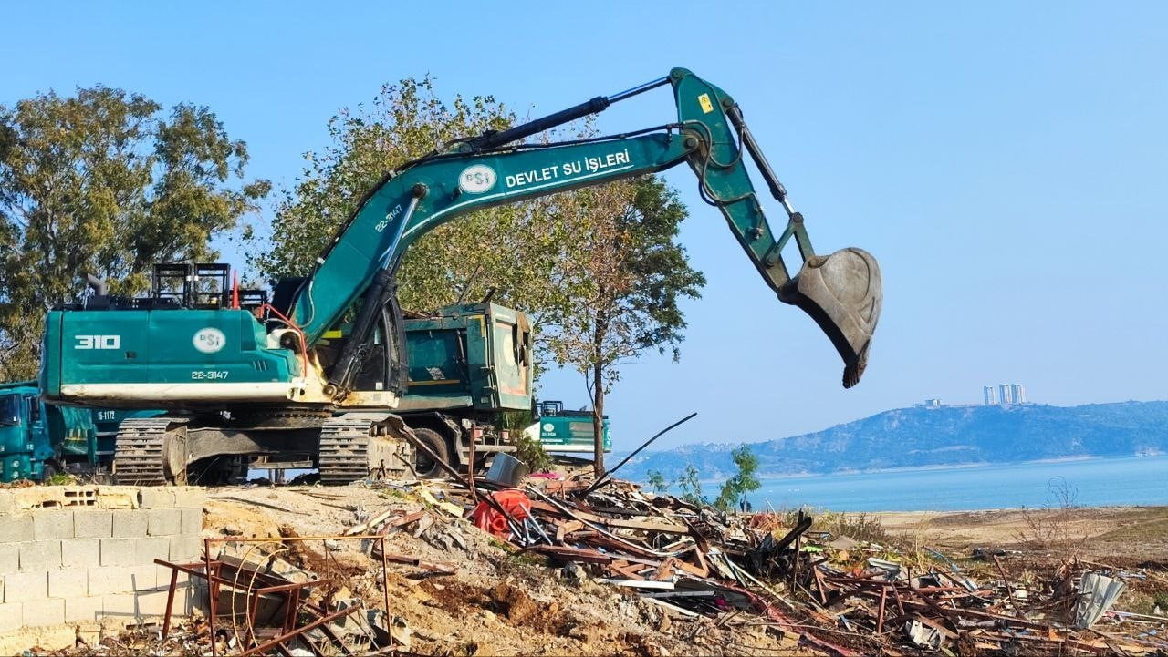 AMERİKAN ADASI OLARAK BİLİNEN YERDEKİ KAÇAK YAPILARIN YIKIM İŞLEMLERİ İKİNCİ GÜNÜNDE DE DEVAM...