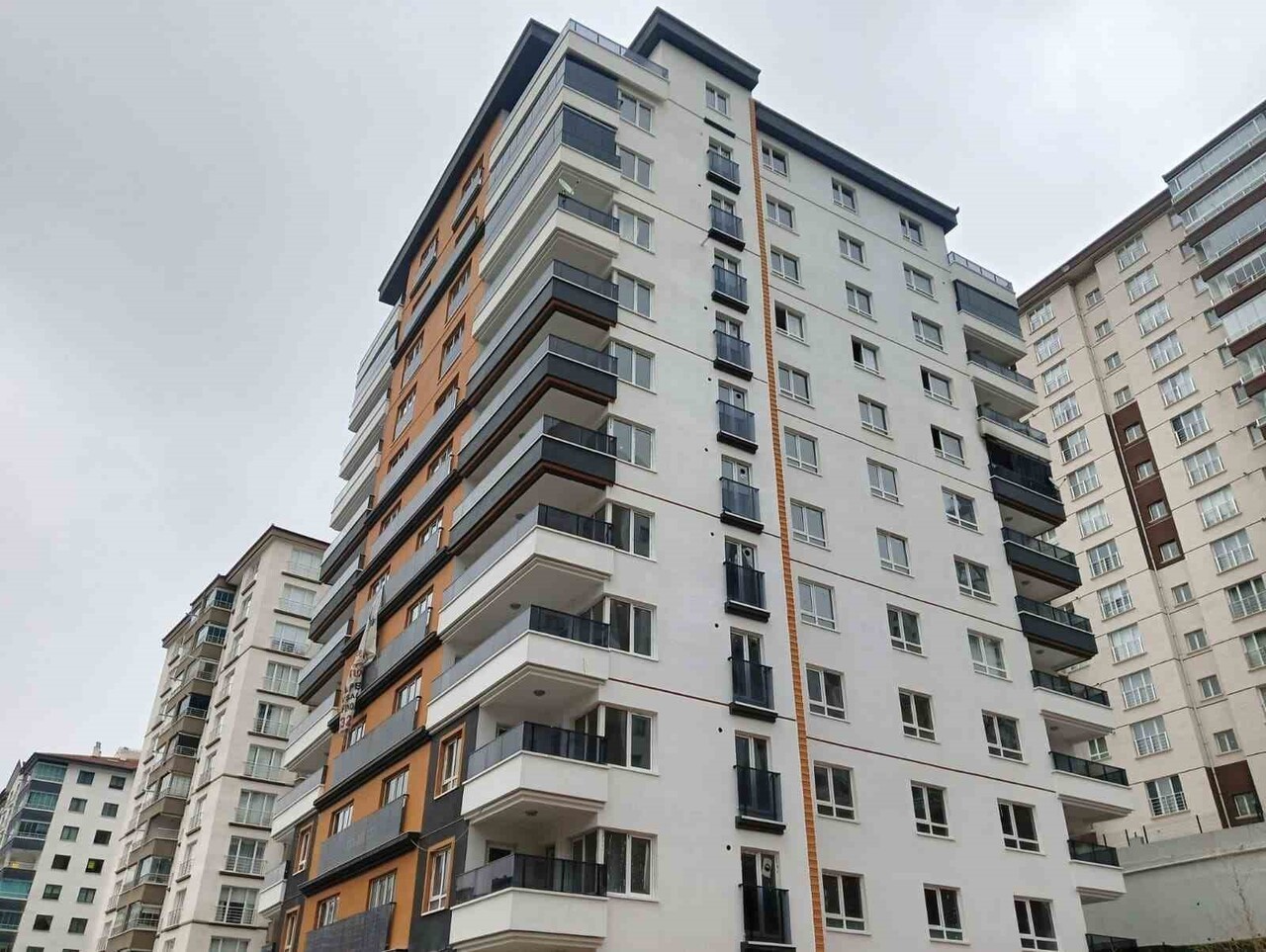 ANKARA'DA 10 KATLI APARTMANIN 6’INCI KATINDAKİ EVDE ÇIKAN YANGINDA MAHSUR KALAN ANNE İLE OĞLU...
