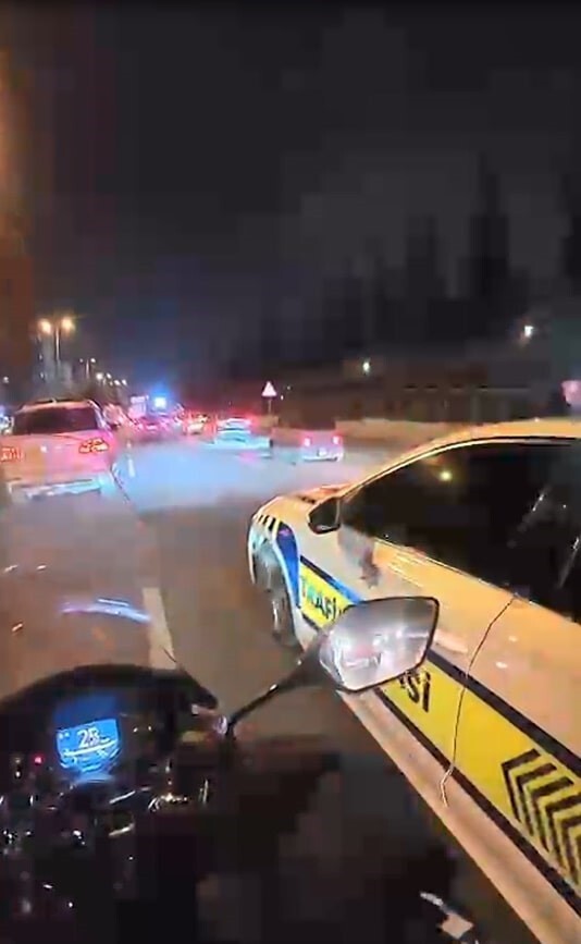 ANKARA'DA TRAFİKTE KALAN AMBULANSIN MOTOKURYENİN YARDIMIYLA İLERLEMESİ, MOTOKURYENİN KASK...